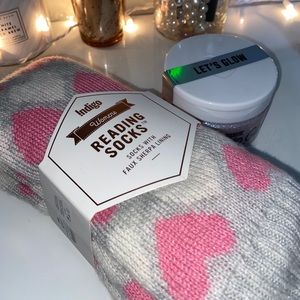 Indigo women's reading socks &  PINK body scrub